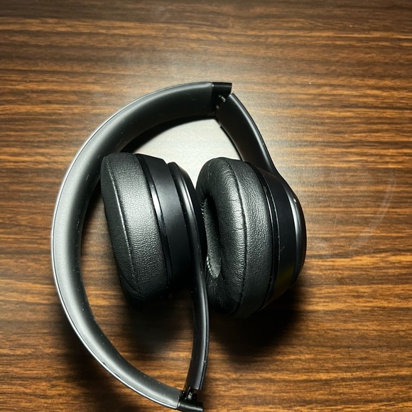 Beats Solo 3 and case - Picture 2 of 7